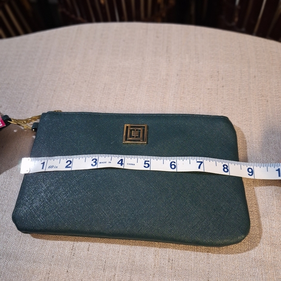 Liz Claiborne Phone Charging Wallet Wristlet Emerald Green RFID Data Protection - Picture 13 of 16